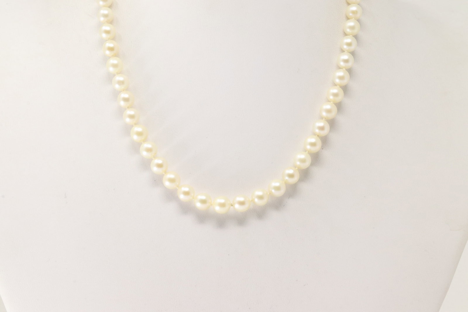 Cultured Pearl Necklace 14Kt.: 14Kt Yellow Gold Cultured Pearl Necklace. This charming pearl necklace has a 14k fish hook clasp. Necklace length: 14.00" Total weight: 17.70 Grams.