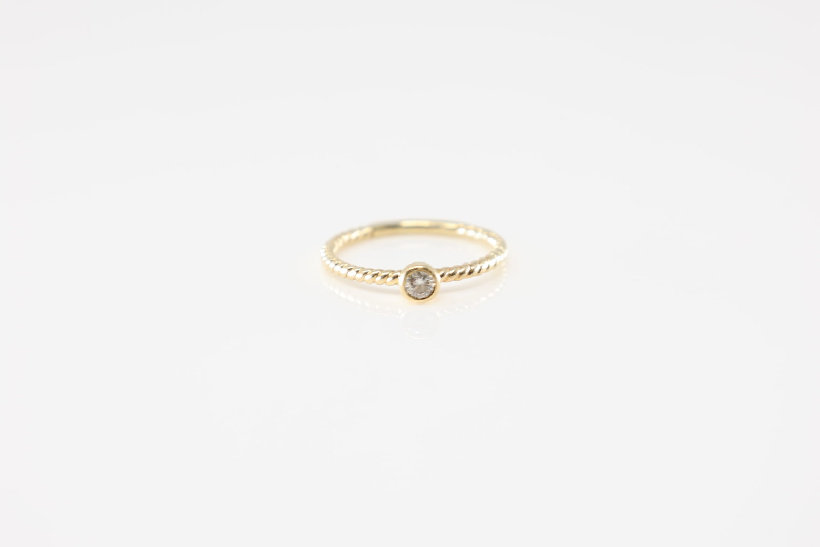 Diamond Ring 14Kt.: 14Kt Yellow Gold Diamond Ring. Ring has one round brilliants diamond. Diamond weight approx: Ring size: 5.00. Appx 0.10