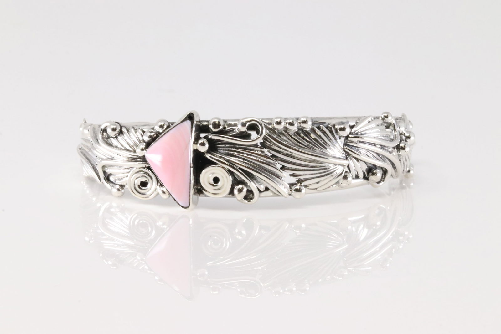 Native America Navajo Sterling Silver Pink Conch Shell Floral Bracelet Cuff By Emerson Delgarito. (1 of 4)