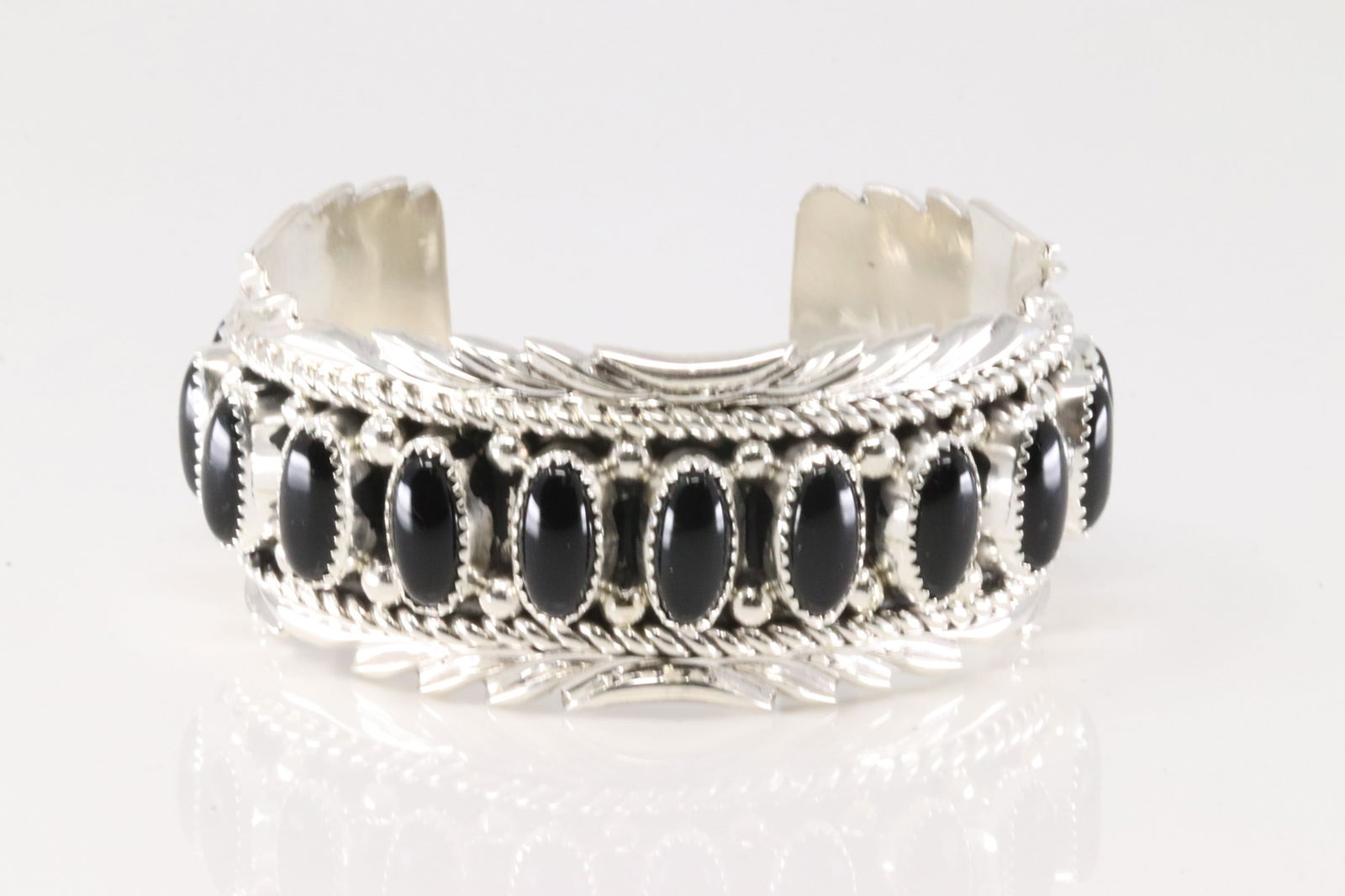 Native America Navajo Sterling Silver Black Onyx Bracelet Cuff. (1 of 4)