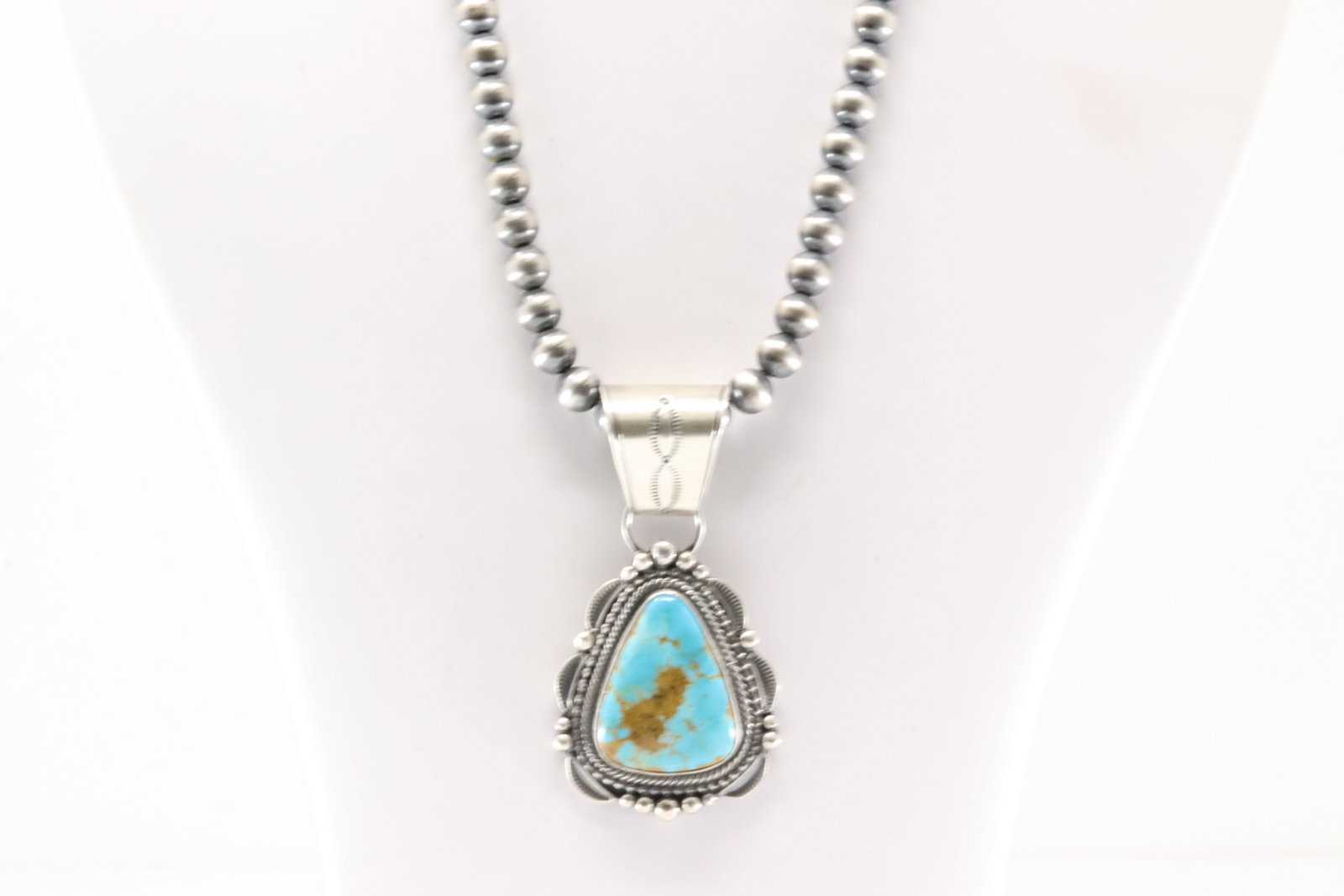 Native America Navajo Sterling Silver Kingman Turquoise Necklace By Tom Lewis.: This is a Native America Navajo Sterling Silver Kingman Turquoise Necklace By Tom Lewis. Necklace length: 18.00"