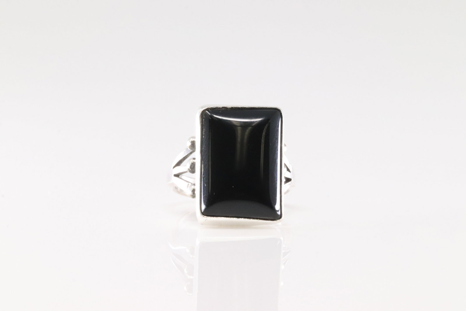 Native America Navajo Sterling Silver Black Onyx Ring By Jerryson Henio.: This is a Native America Navajo Sterling Silver Black Onyx Ring By Jerryson Henio. Ring Size: 7.00.