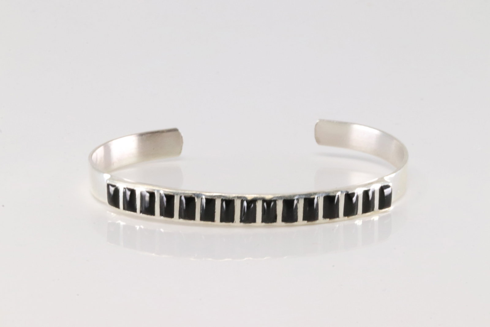 Native America Navajo Sterling Silver Black Onyx Bracelet Cuff.: This is a Native America Navajo Sterling Silver Black Onyx Bracelet Cuff.