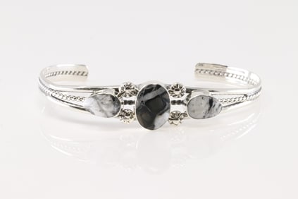 Native America Navajo Sterling Silver White Buffalo Bracelet Cuff By Charlene Yazzie.