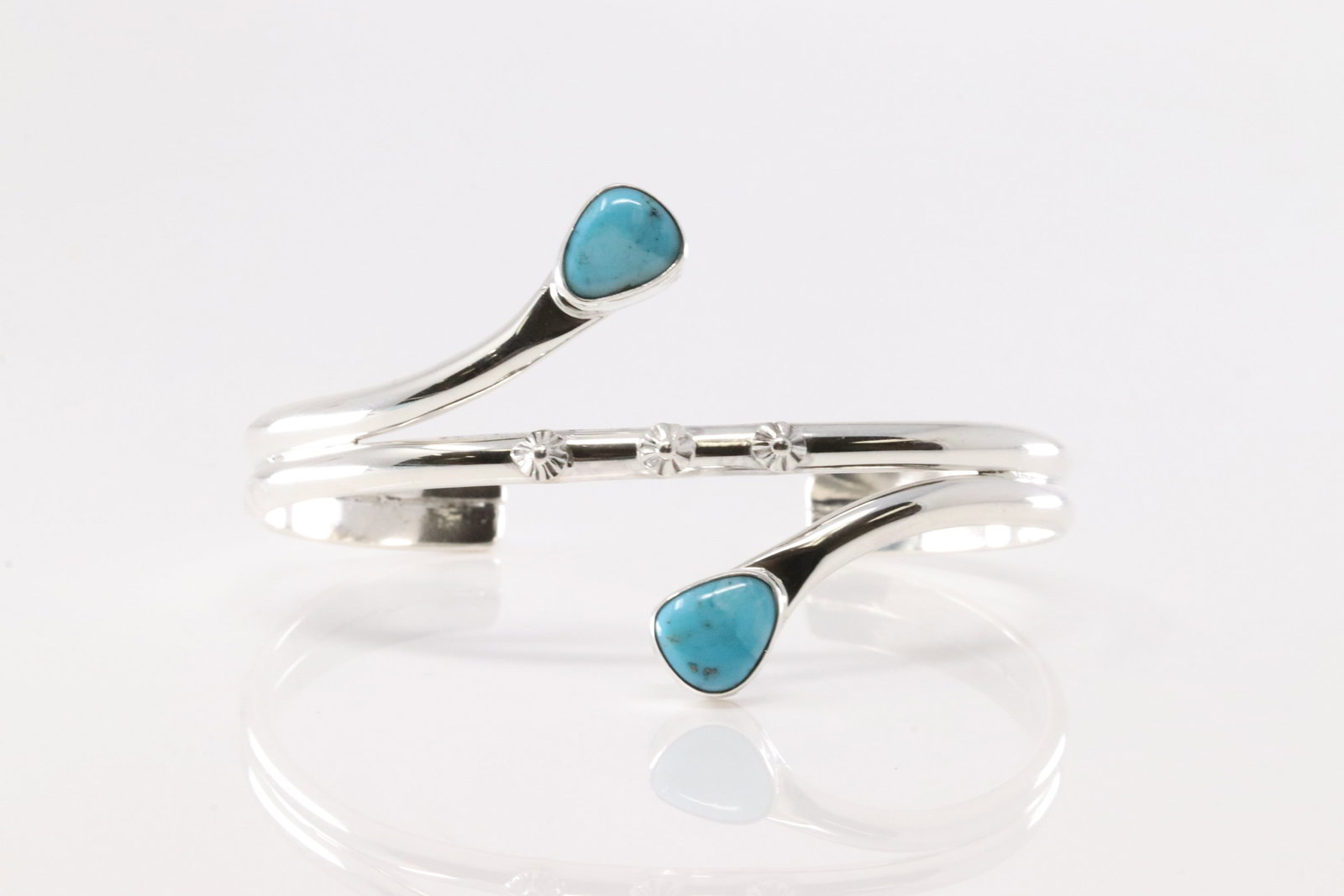 Native America Navajo Sterling Silver Turquoise Bracelet Cuff By Thomas Yazzie.: This is a Native America Navajo Sterling Silver Turquoise Bracelet Cuff By Thomas Yazzie.
