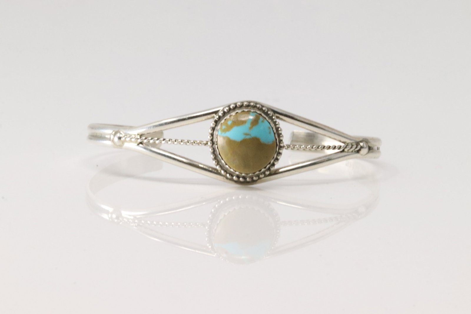 Native America Navajo Sterling Silver Turquoise Bracelet Cuff.: This is a Native America Navajo Sterling Silver Turquoise Bracelet Cuff.
