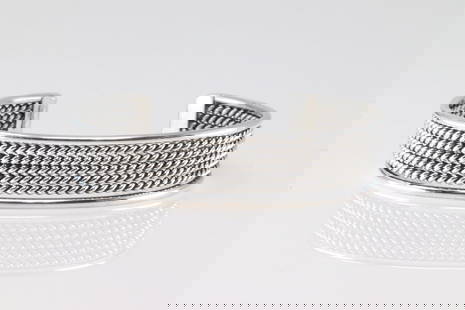 Native America Navajo Sterling Silver Solid Bracelet Cuff By Elaine Tahe.: This Is a Native America Navajo Sterling Silver Solid Bracelet Cuff By Elaine Tahe.