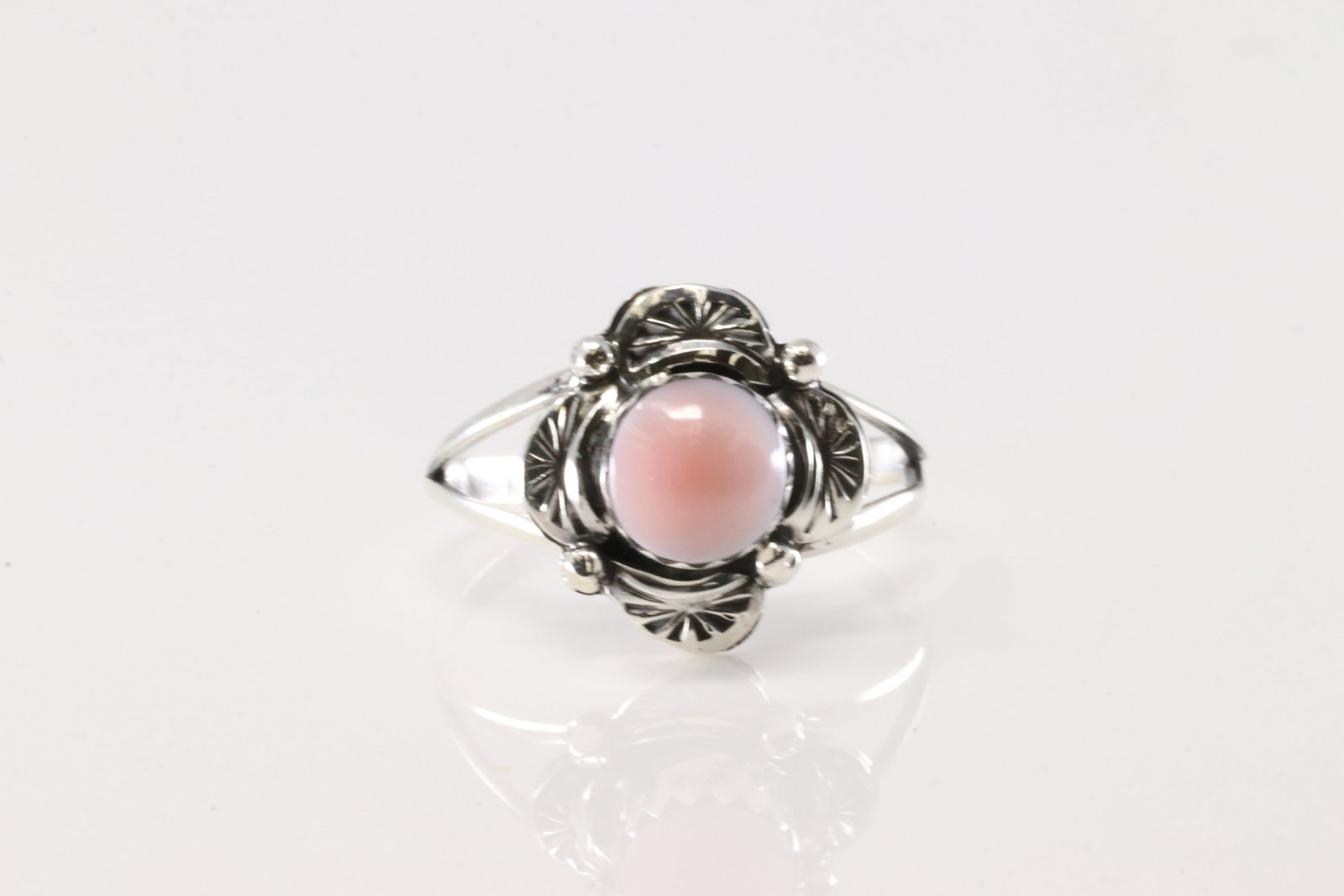 Native American Navajo Sterling Silver Pink Conch Shell Ring By Dorothy Lee.: This is a Native American Navajo Sterling Silver Pink Conch Shell Ring By Dorothy Lee. Ring size: 7.00.