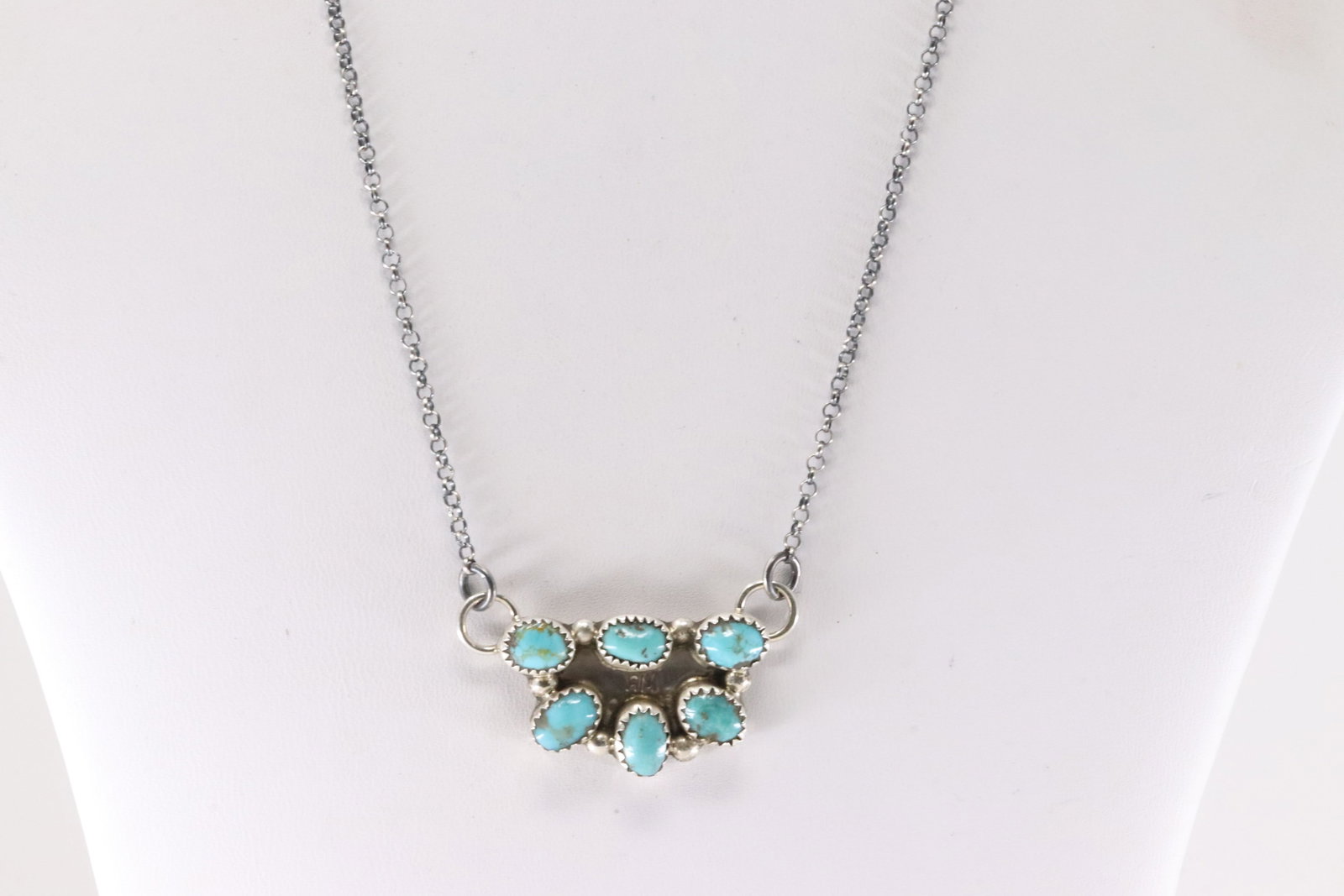 Native America Navajo Sterling Silver Kingman Turquoise Necklace By Geraldine James.: This is a Native America Navajo Sterling Silver Kingman Turquoise Necklace By Geraldine James. Necklace length: 18.00"