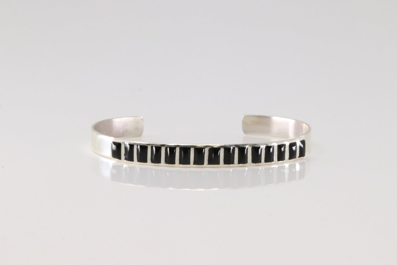 Native America Navajo Sterling Silver Black Onyx Bracelet Cuff.: This is a Native America Navajo Sterling Silver Black Onyx Bracelet Cuff.
