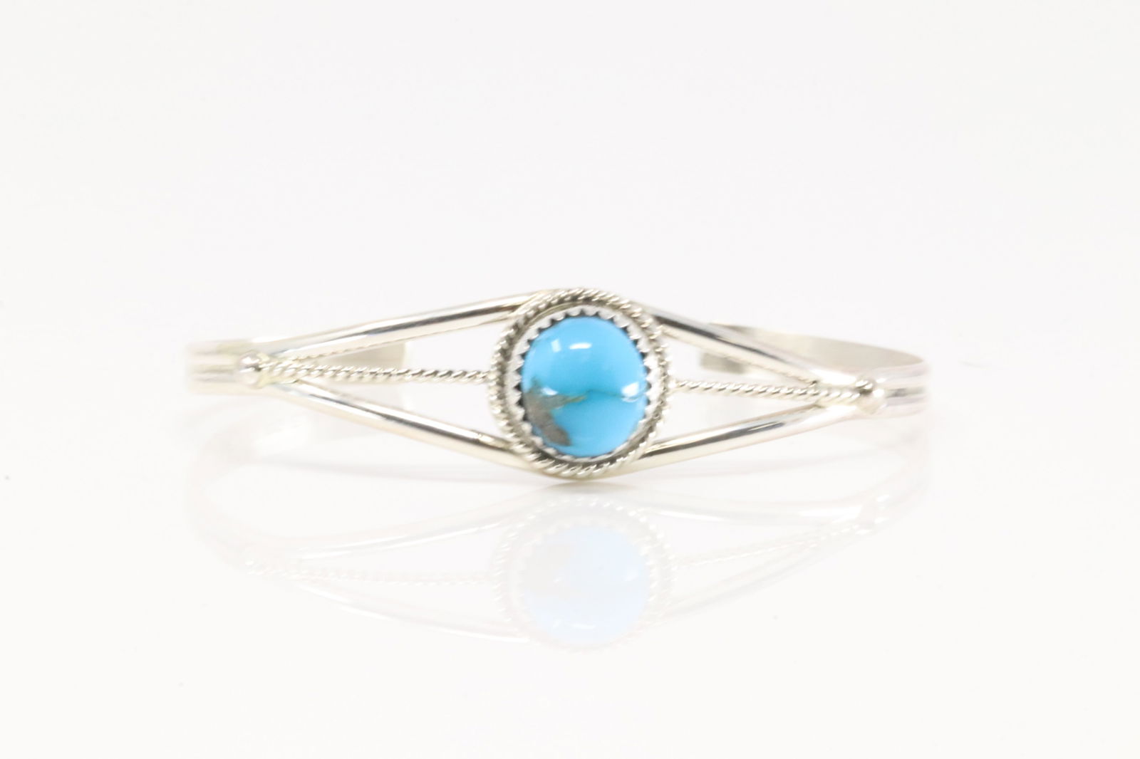 Native America Navajo Sterling Silver Turquoise Bracelet Cuff.: This is a Native America Navajo Sterling Silver Turquoise Bracelet Cuff.