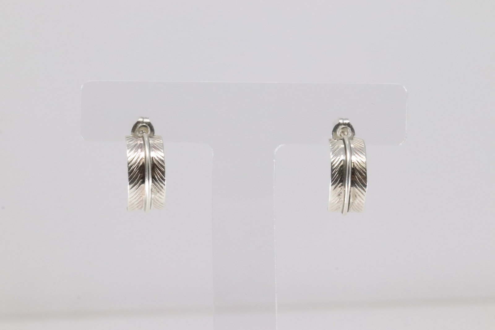 Native America Navajo Sterling Silver Hoop Feather Earring's By Aaron Davis.: This is a Native America Navajo Sterling Silver Hoop Feather Earring's By Aaron Davis.