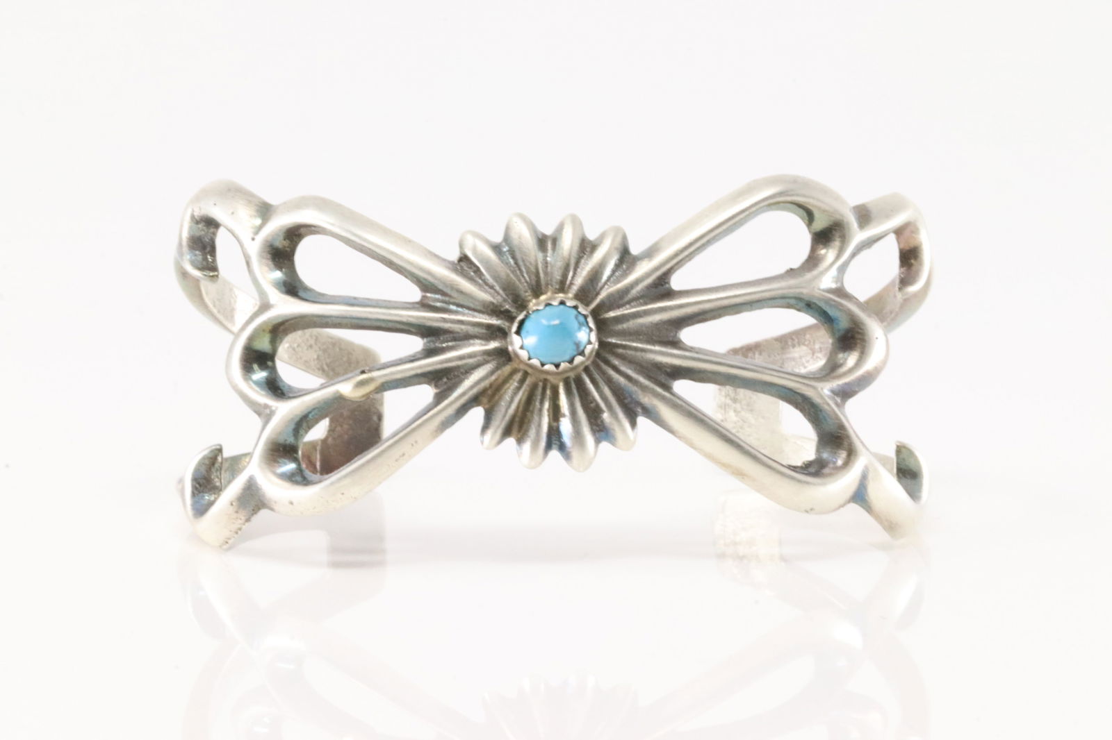 Native America Navajo Sterling Silver Turquoise Bracelet Cuff.: This is a Native America Navajo Sterling Silver Turquoise Bracelet Cuff.