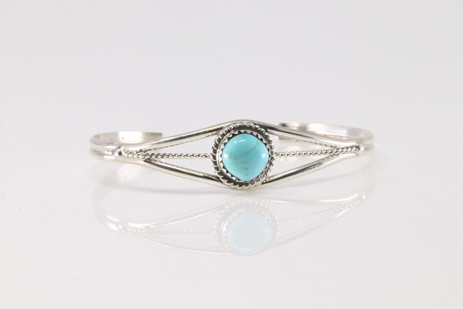 Native America Navajo Sterling Silver Turquoise Bracelet Cuff.: This is a Native America Navajo Sterling Silver Turquoise Bracelet Cuff.