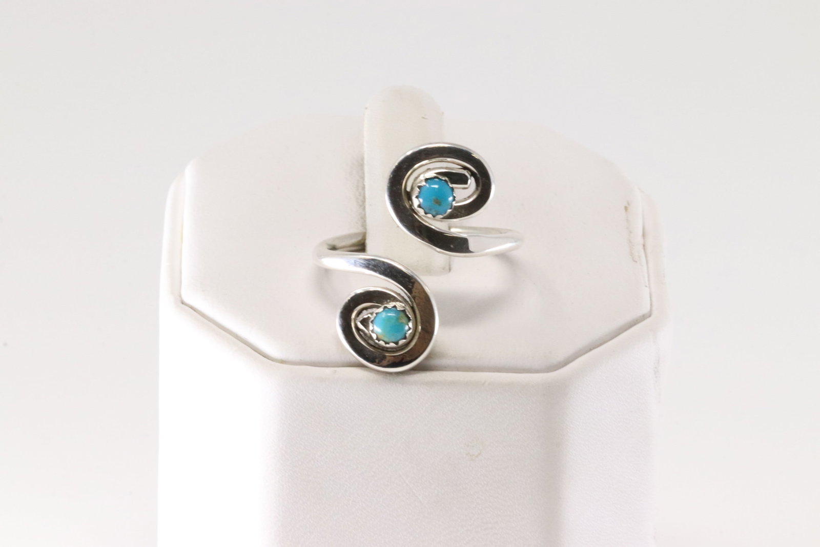 Native America Navajo Sterling Silver Turquoise Ring By Gerald & Yolanda Skeets.: This is a Native America Navajo Sterling Silver Turquoise Ring By Gerald & Yolanda Skeets. Ring size: 8.75.