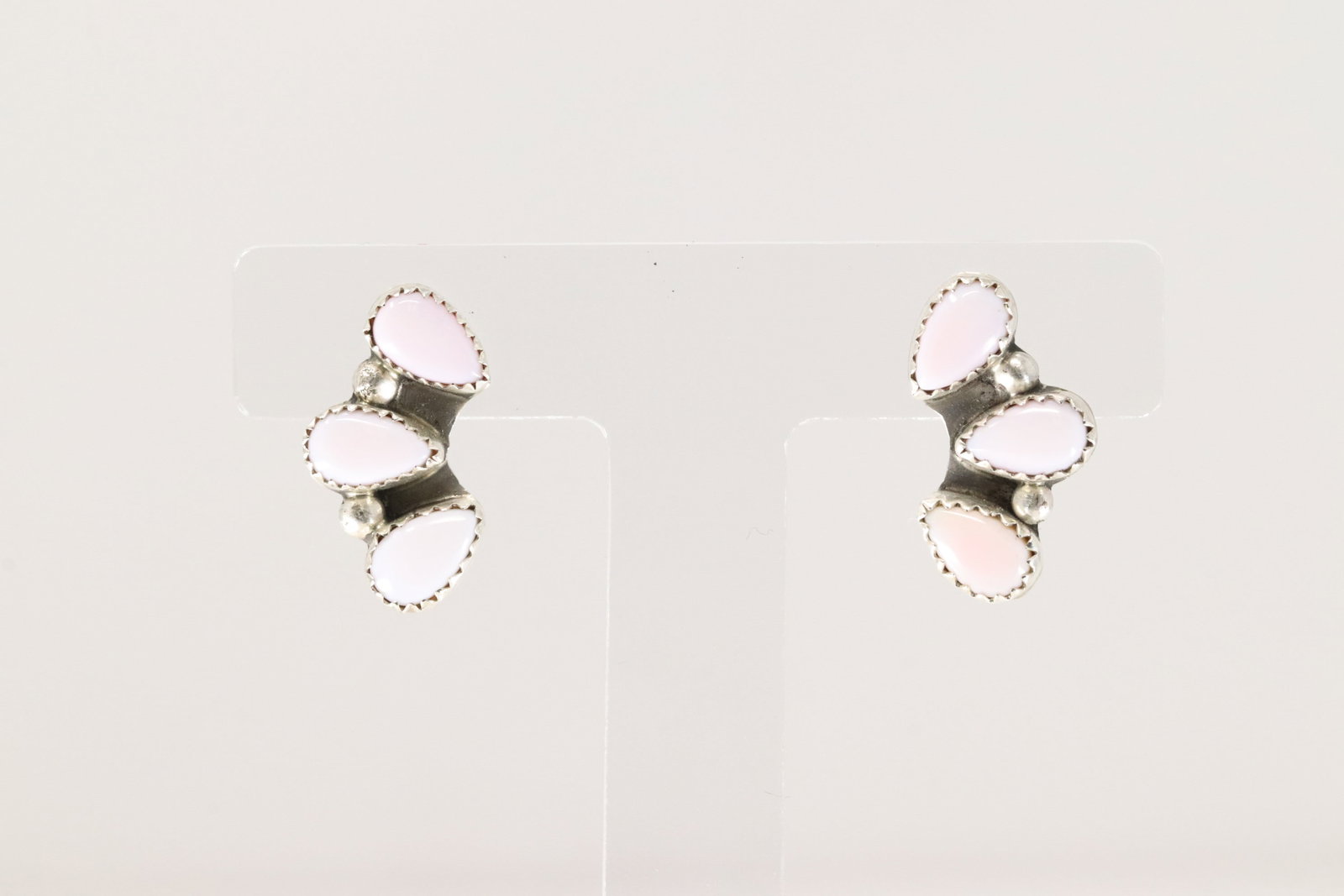 Native America Navajo Sterling Silver Pink Conch Post Earring's By Maxine Ramirez.: This is a Native America Navajo Sterling Silver Pink Conch Post Earring's By Maxine Ramirez.