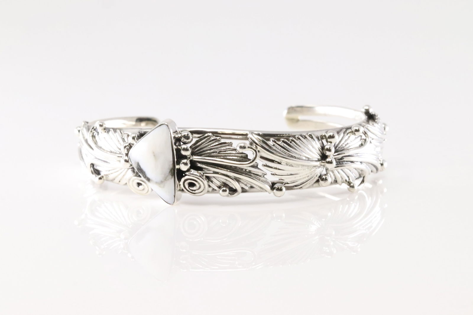 Native America Navajo Sterling Silver White Buffalo Bracelet Cuff By Emerson Delgarito.: This is a Native America Navajo Sterling Silver White Buffalo Bracelet Cuff By Emerson Delgarito.