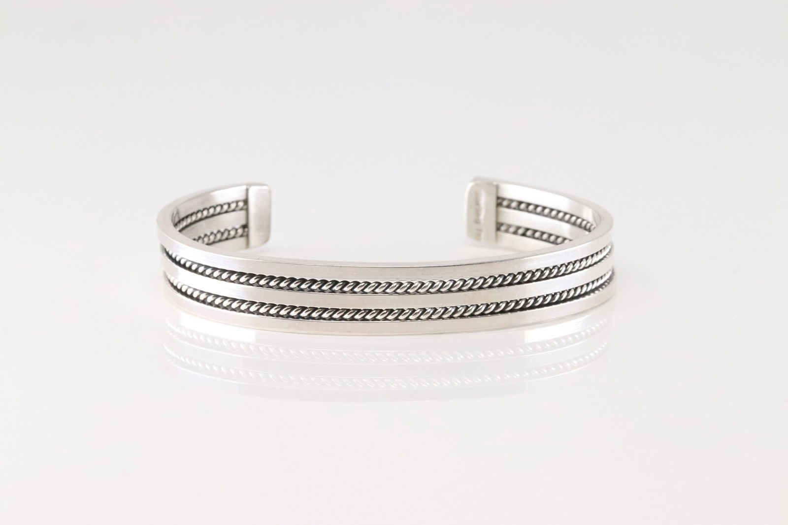 Native America Navajo Sterling Silver Solid Bracelet Cuff By Elaine Tahe.: This is a Native America Navajo Sterling Silver Solid Bracelet Cuff By Elaine Tahe.