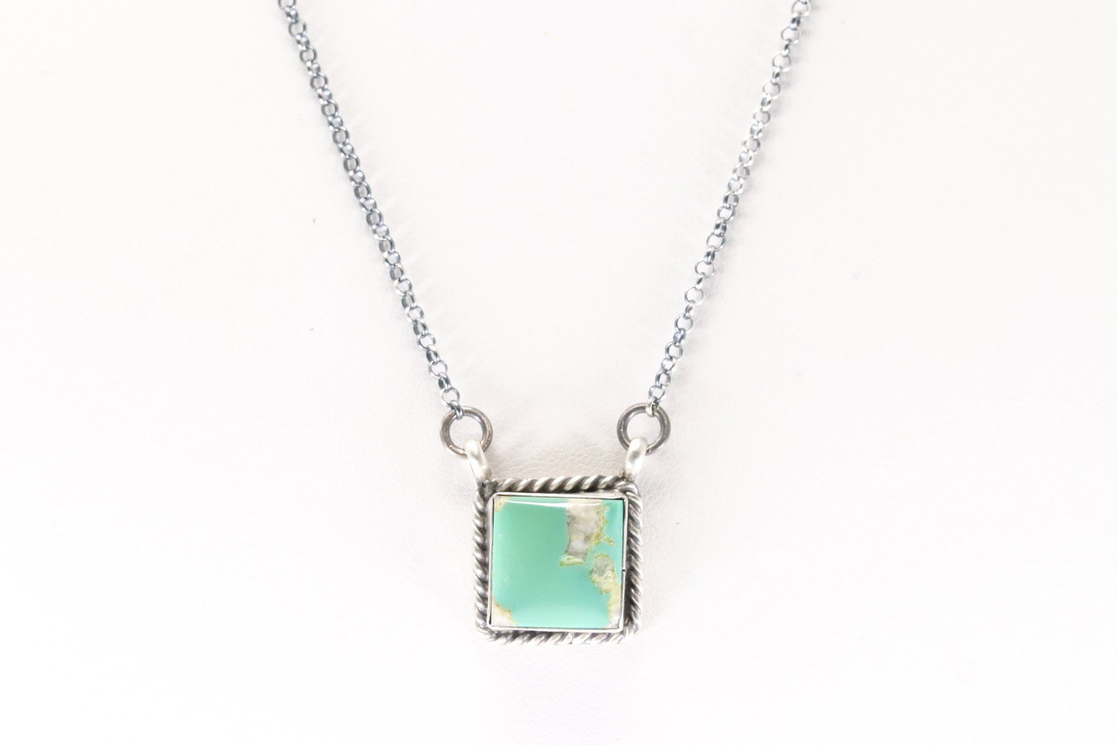 Native America Navajo Sterling Silver Kingman Turquoise Necklace By Judith Dixon.: This is a Native America Navajo Sterling Silver Kingman Turquoise Necklace By Judith Dixon. Necklace length: 18.00"