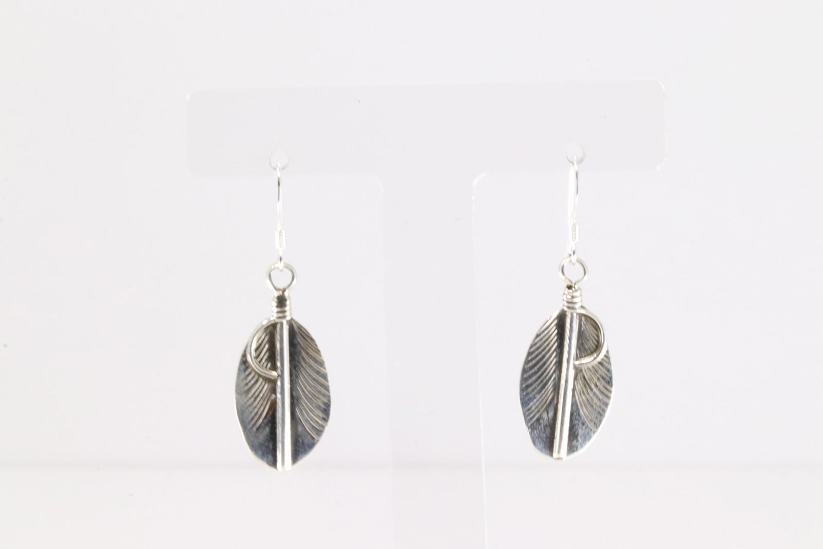 Native America Navajo Sterling Silver Feather Dangling Earring's By Aaron Davis.: This is a Native America Navajo Sterling Silver Feather Dangling Earring's By Aaron Davis.