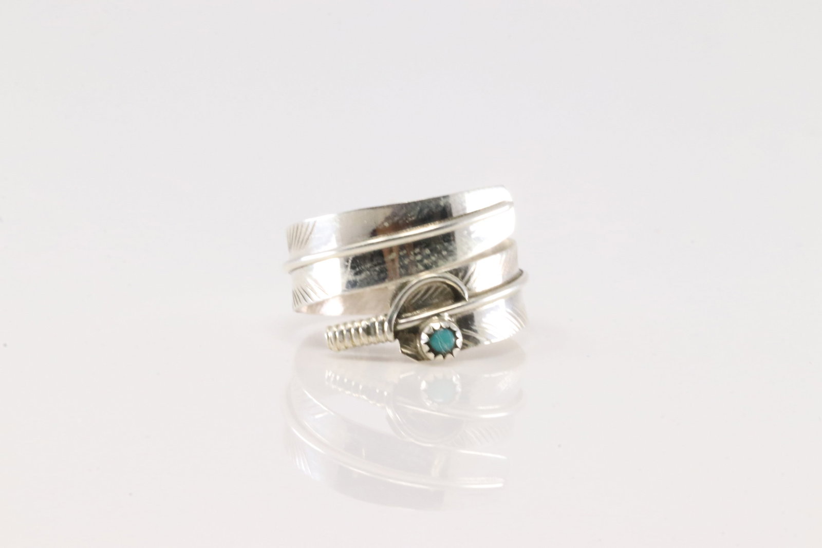 Native America Navajo Sterling Silver Turquoise Ring By Aaron Davis.: This is a Native America Navajo Sterling Silver Turquoise Ring By Aaron Davis. Ring Size: 8.00.