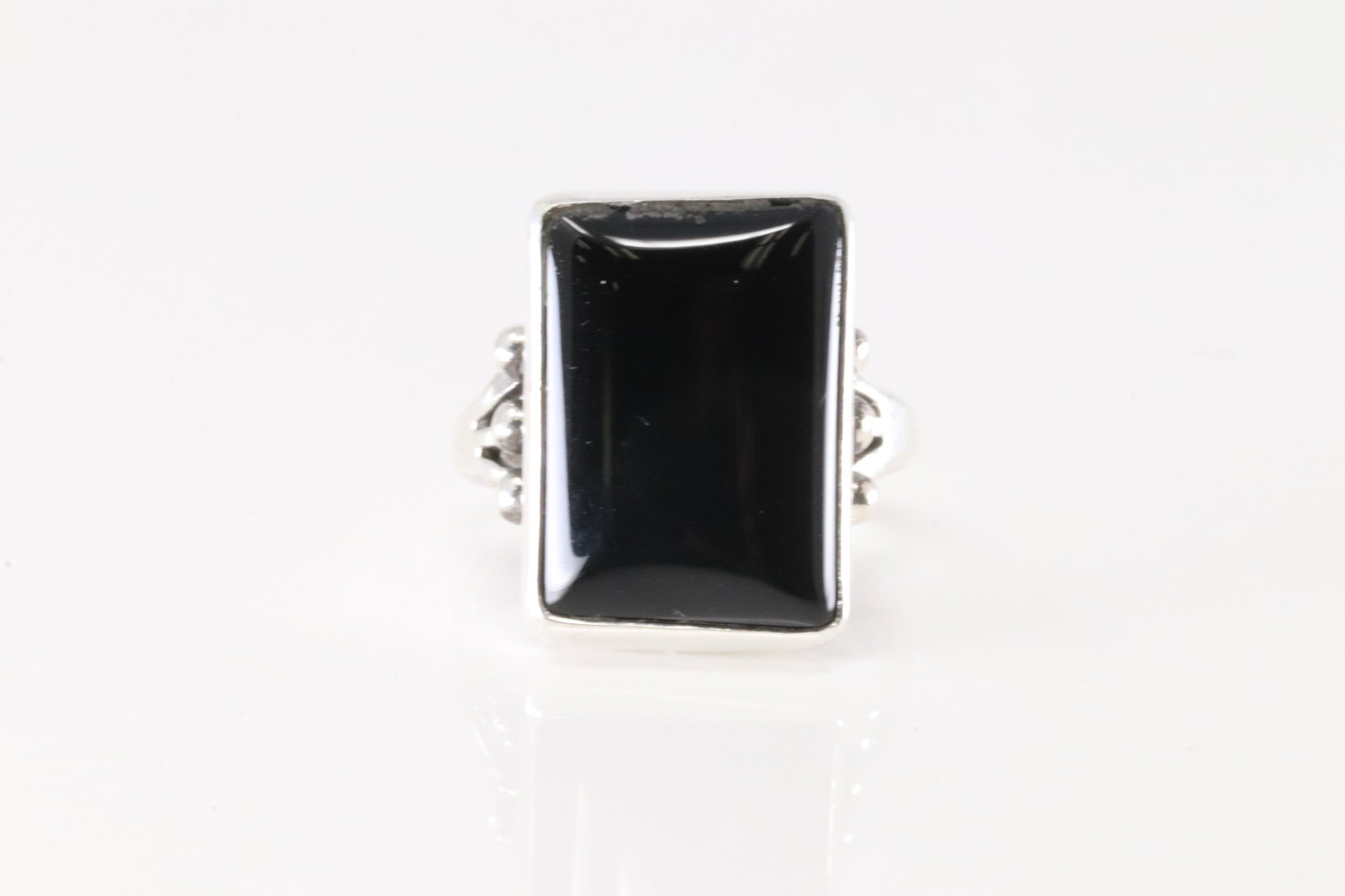 Native America Navajo Sterling Silver Black Onyx Ring By Jerryson Henio.: This is a Native America Navajo Sterling Silver Black Onyx Ring By Jerryson Henio. Ring size: 5.50.