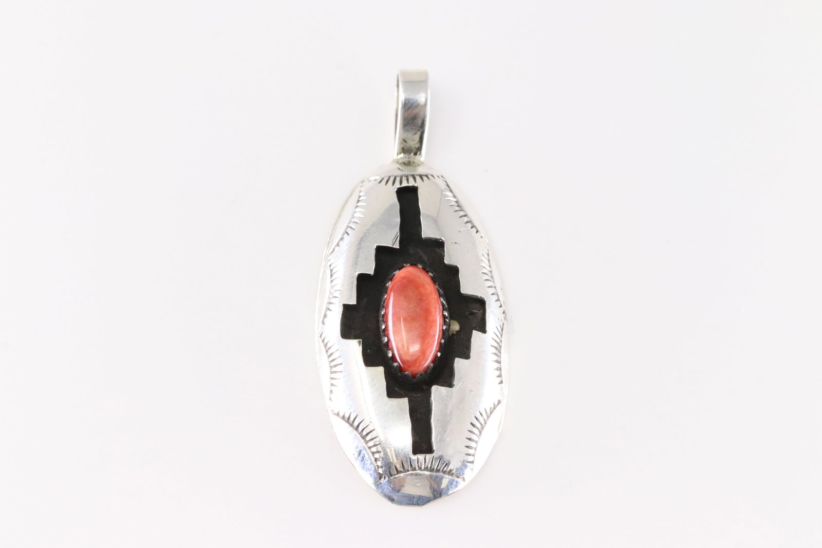Native America Navajo Sterling Silver Spiny Osyter Pendent By Felix Perry.: This is a Native America Navajo Sterling Silver Spiny Osyter Pendent By Felix Perry.