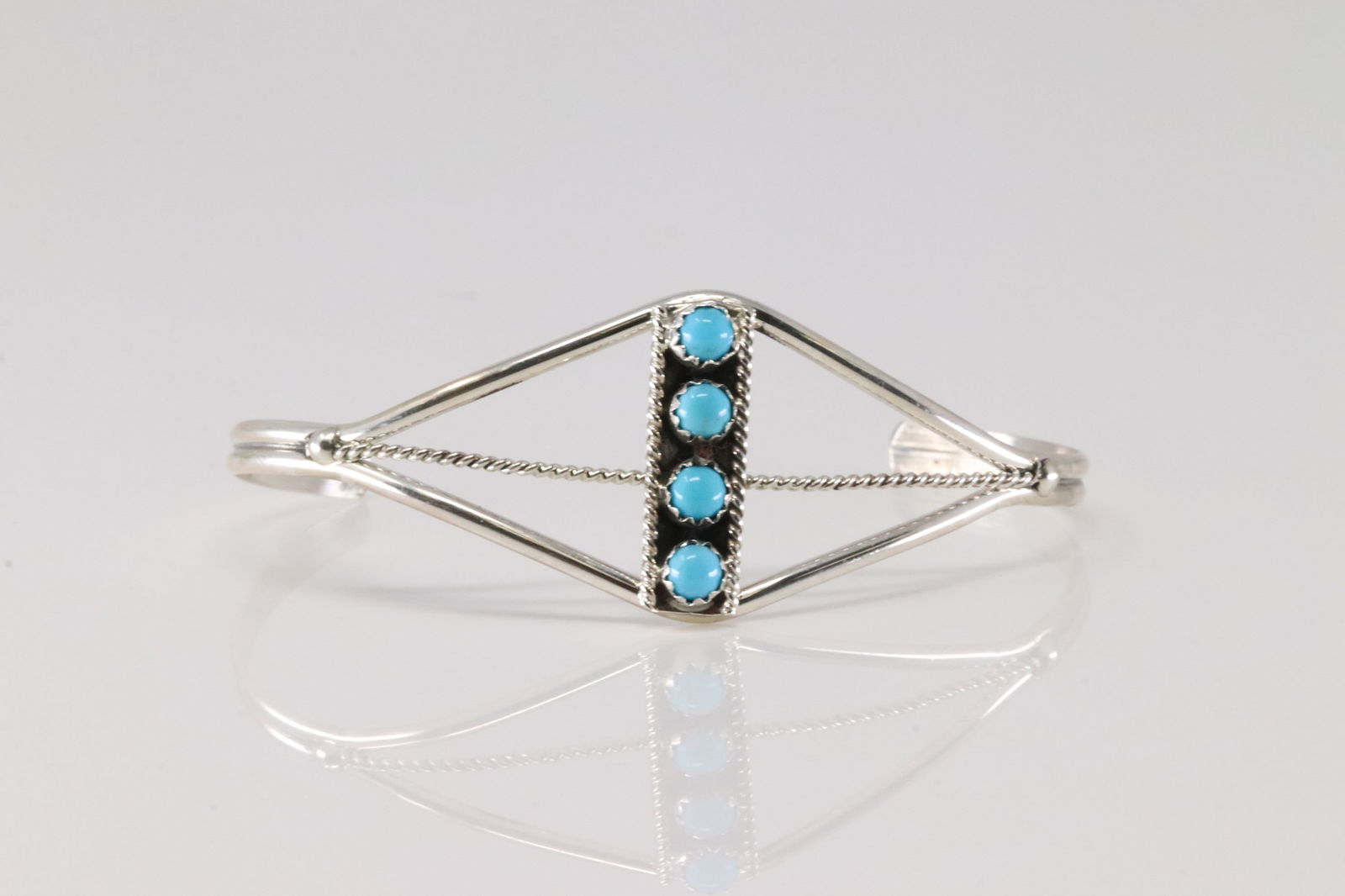 Native America Navajo Sterling Silver Turquoise Bracelet Cuff.: This is a Native America Navajo Sterling Silver Turquoise Bracelet Cuff.