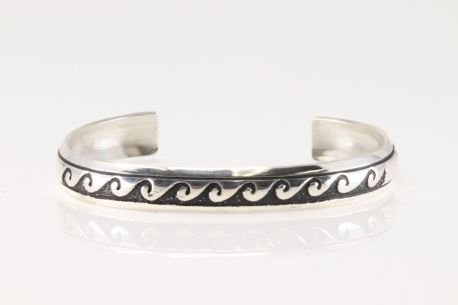 Native America Navajo Sterling Silver Stamped Deisgn Bracelet Cuff By T&R Singer.: This is a Native America Navajo Sterling Silver Stamped Deisgn Bracelet Cuff By T&R Singer.