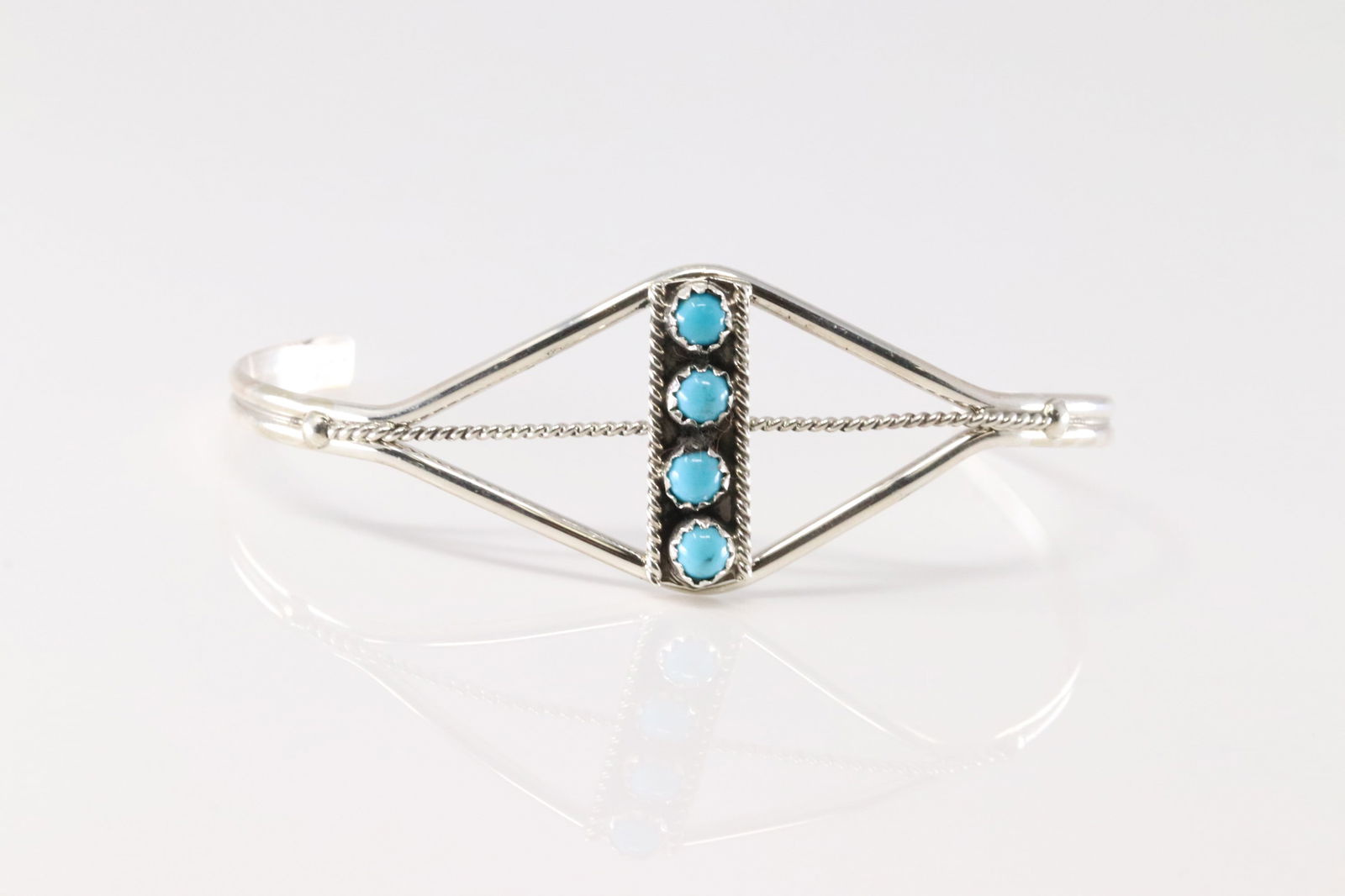 Native America Navajo Sterling Silver Turquoise Bracelet Cuff.: This is a Native America Navajo Sterling Silver Turquoise Bracelet Cuff.