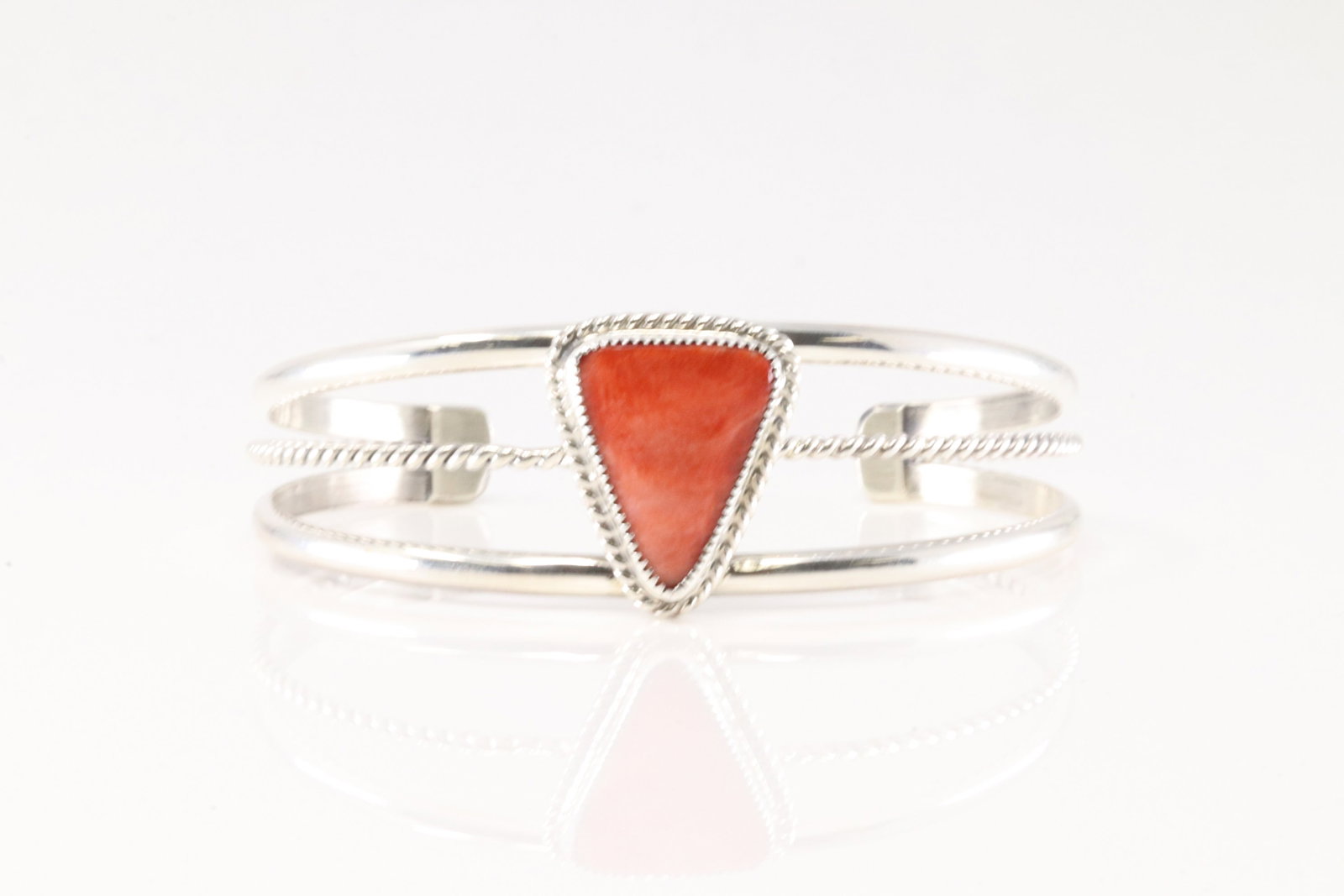 Native America Navajo Sterling Silver Spiny Oyster Bracelet Cuff.: This is a Native America Navajo Sterling Silver Spiny Oyster Bracelet Cuff.
