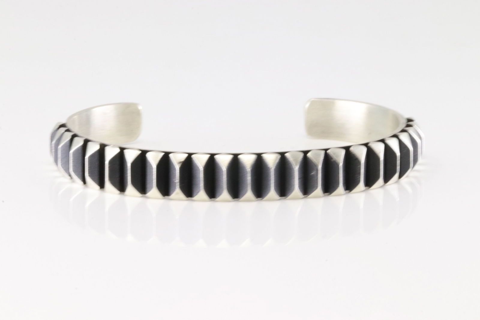 Native America Navajo Sterling Silver Solid Bracelet Design Cuff By L.Tahe. (1 of 4)