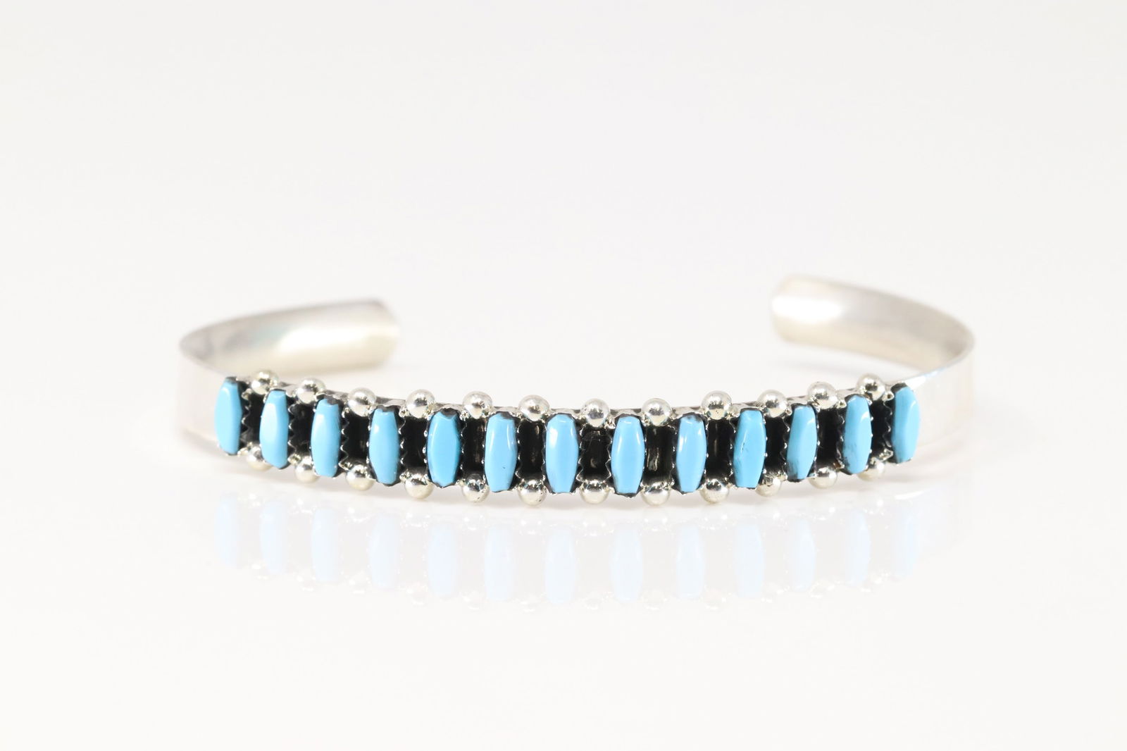 Native America Zuni Sterling Silver Kingman Turquoise Bracelet Cuff By Veronica Martza.: This is a Native America Zuni Sterling Silver Kingman Turquoise Bracelet Cuff By Veronica Martza.