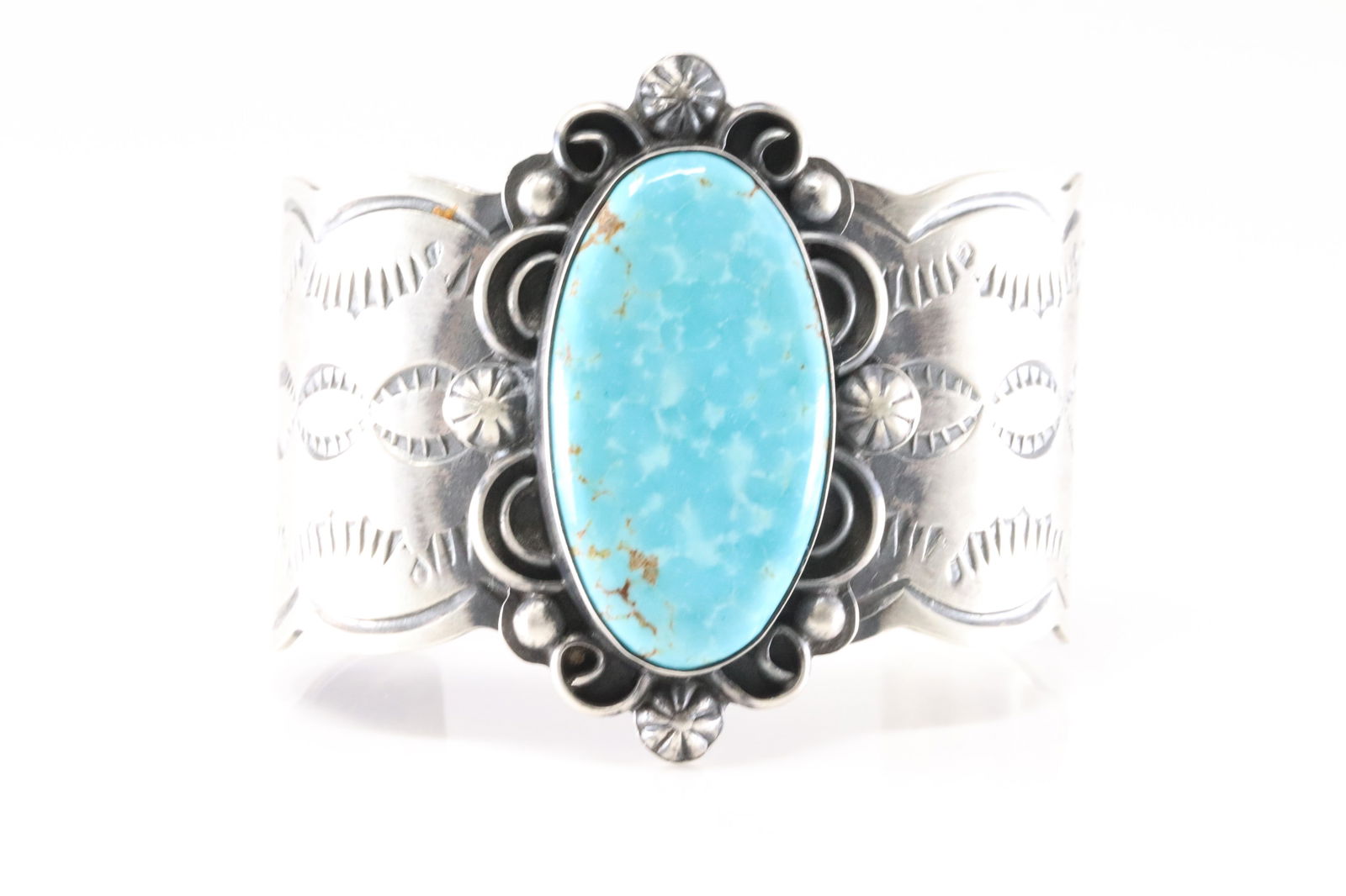 Native American Navajo Sterling Silver Kingman Turquoise Bracelet Cuff By Chimney Butte.: This is a Native American Navajo Sterling Silver Kingman Turquoise Bracelet Cuff By Chimney Butte. Total weight: 86.90 Grams.