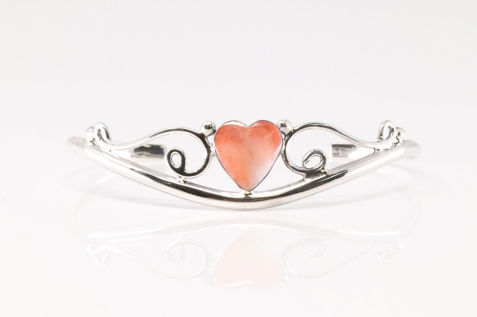 Native America Navajo Sterling Silver Spiny Oyster Bracelet By Sadie Jim.: This is a Native America Navajo Sterling Silver Spiny Oyster Bracelet By Sadie Jim.