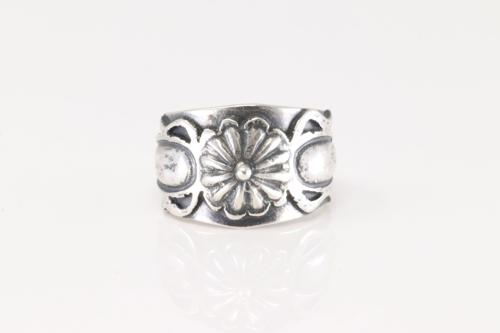Native America Navajo Sterling Silver Solid Ring By Bobby Platero.: This is a Native America Navajo Sterling Silver Solid Ring By Bobby Platero. Ring Size: 6.50.