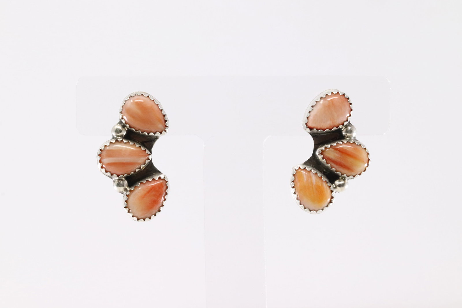 Native America Navajo Sterling Silver Spiny Oyster Post Earring's By Maxine Ramirez.: This is a Native America Navajo Sterling Silver Spiny Oyster Post Earring's By Maxine Ramirez.