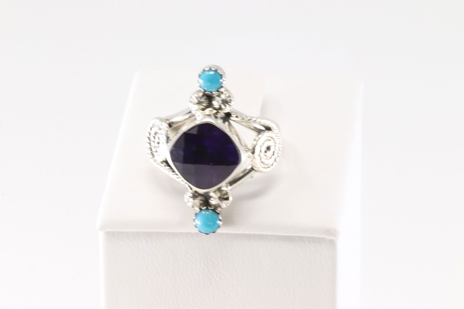 Native America Navajo Sterling Silver Amethyts & Turquoise Ring By Mike Smith.: This is a Native America Navajo Sterling Silver Amethyts & Turquoise Ring By Mike Smith. Ring size: 8.00.