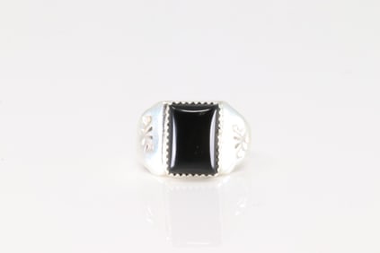 Native America Navajo Sterling Silver Black Onyx Ring.