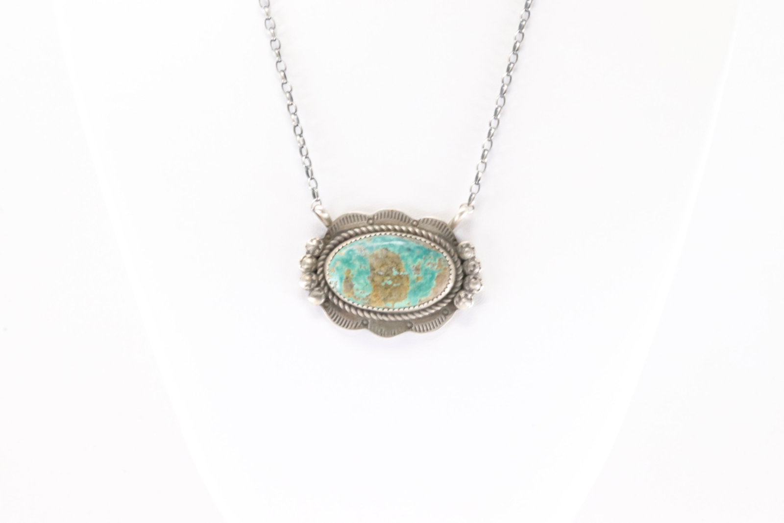 Native America Navajo Sterling Silver Kingman Turquoise NecklaceBy Virginia Hinio.: This is a Native America Navajo Sterling Silver Kingman Turquoise NecklaceBy Virginia Hinio. Necklace length: 16.00"