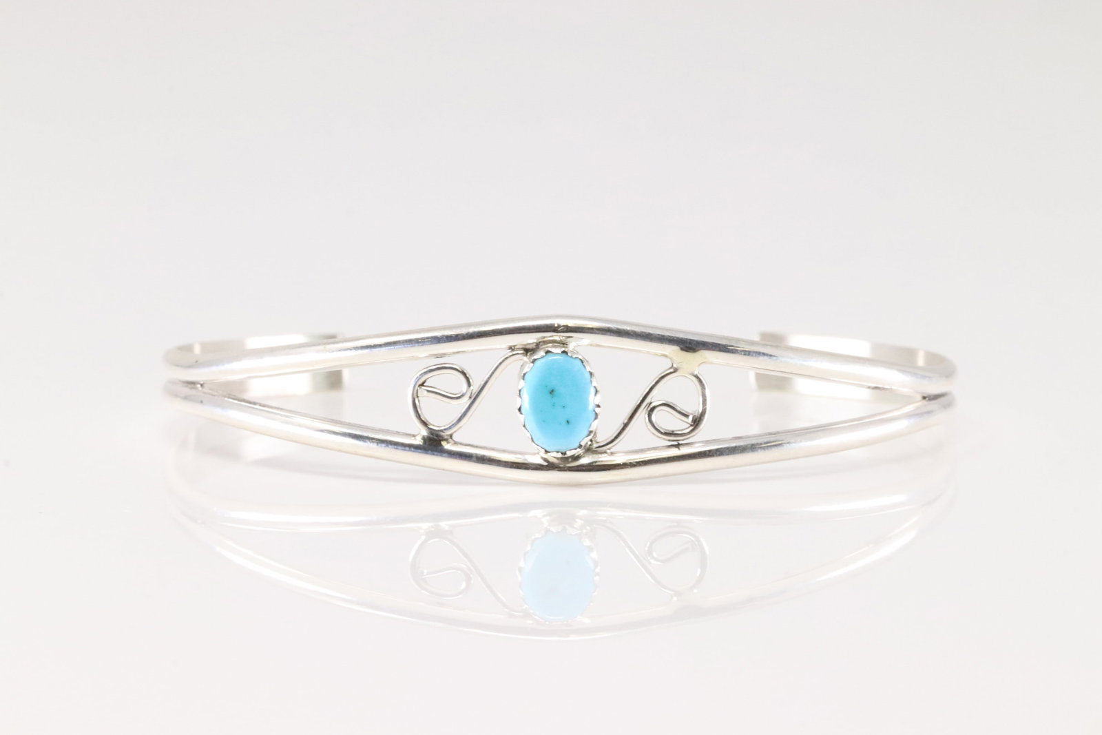 Native America Navajo Sterling Silver Turquoise Bracelet Cuff.: This is a Native America Navajo Sterling Silver Turquoise Bracelet Cuff.