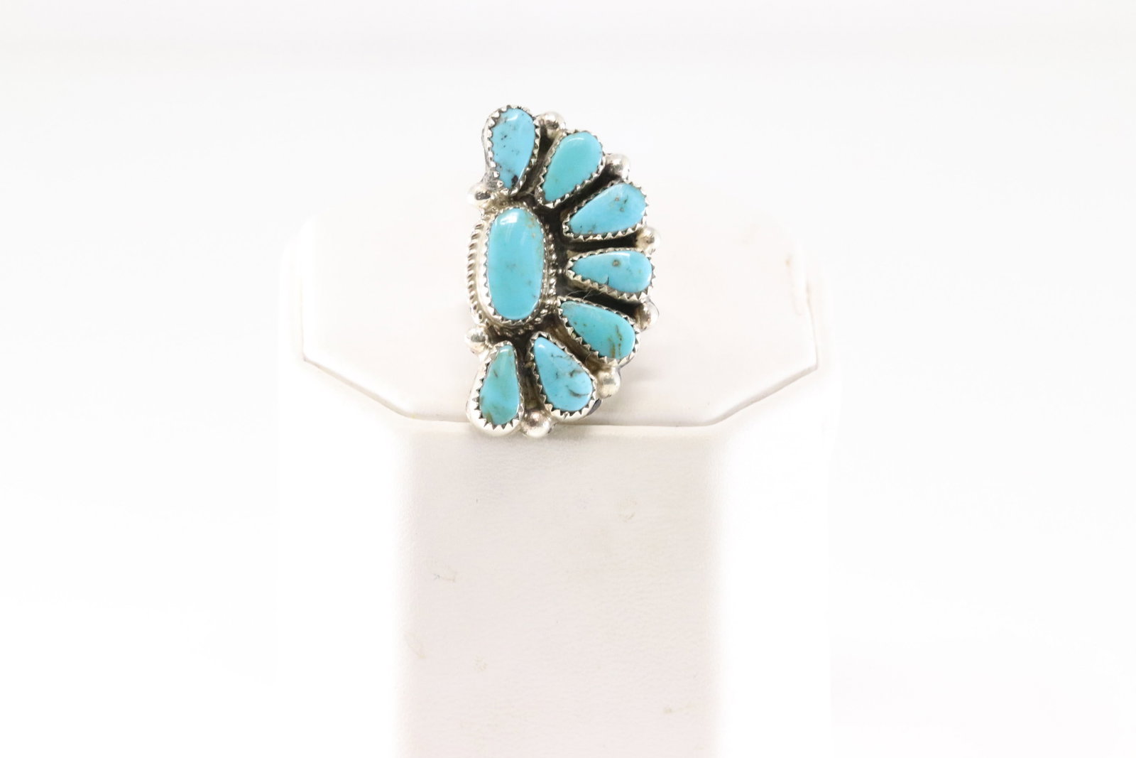 Native America Navajo Sterling Silver Kingman Turquoise Ring By Alicia Wilson.: This is a Native America Navajo Sterling Silver Kingman Turquoise Ring By Aliciua Wilson. Ring Size: 6.00.