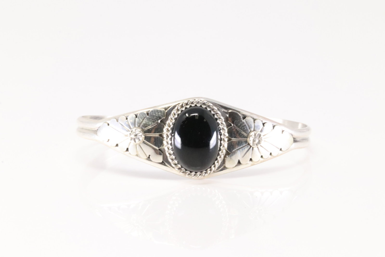 Native America Navajo Sterling Silver Black Onyx Bracelet Cuff By Y.: This is a Native America Navajo Sterling Silver Black Onyx Bracelet Cuff By Y.