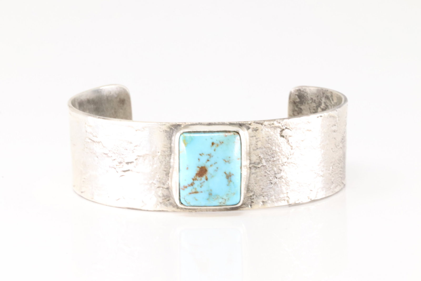 Native America Navajo Sterling Silver Kingman Turquoise Bracelet Cuff By Geraldine James.: This is a Native America Navajo Sterling Silver Kingman Turquoise Bracelet Cuff By Geraldine James.