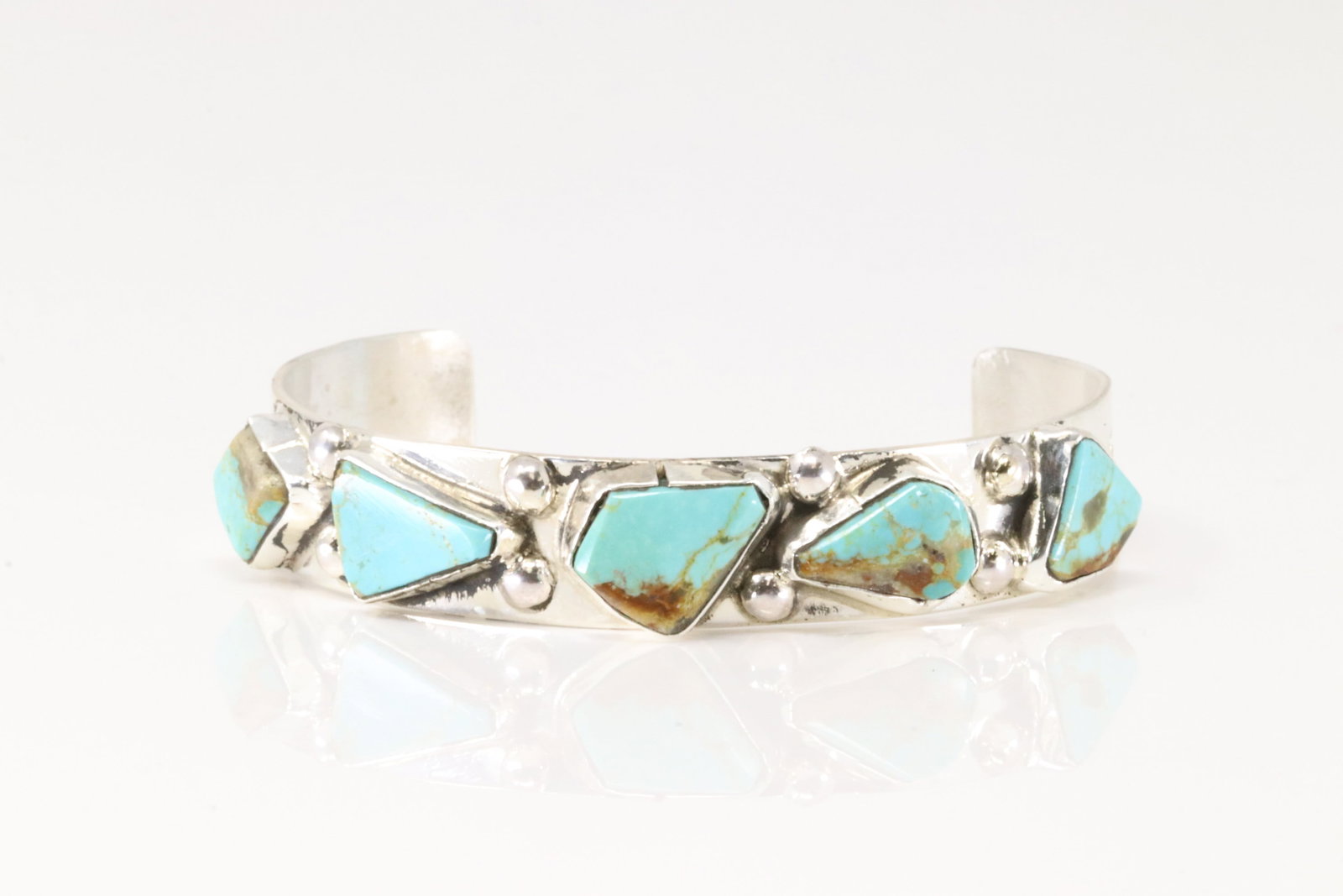 Native America Zuni Sterling Silver Kingman Turquoise Bracelet Cuff By Jude Candelaria.: This is a Native America Zuni Sterling Silver Kingman Turquoise Bracelet Cuff By Jude Candelaria.