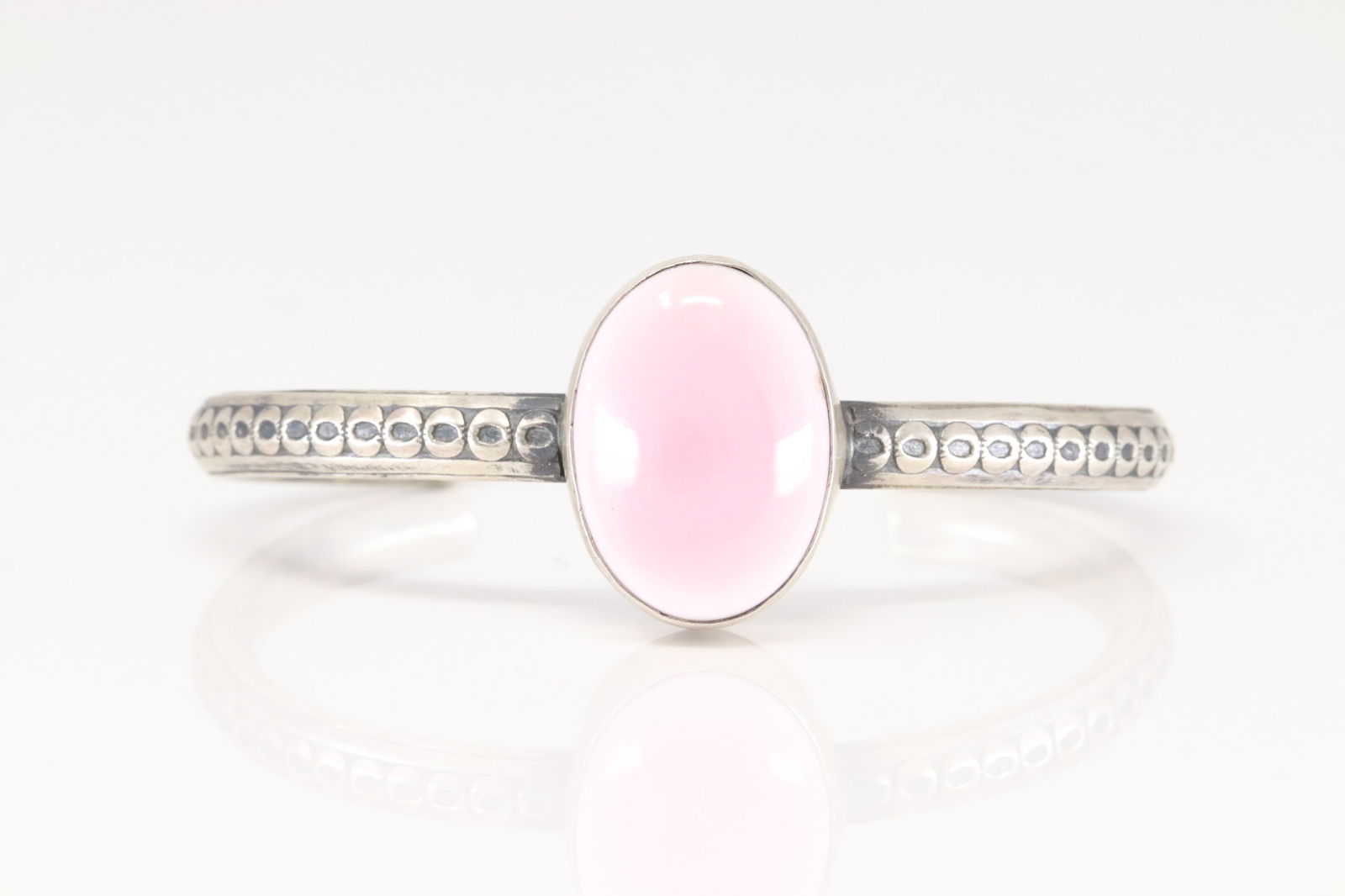 Native America Navajo Sterling Silver Pink Conch Shell Bracelet Cuff By Chimney Butte.: This is a Native America Navajo Sterling Silver Pink Conch Shell Bracelet Cuff By Chimney Butte.