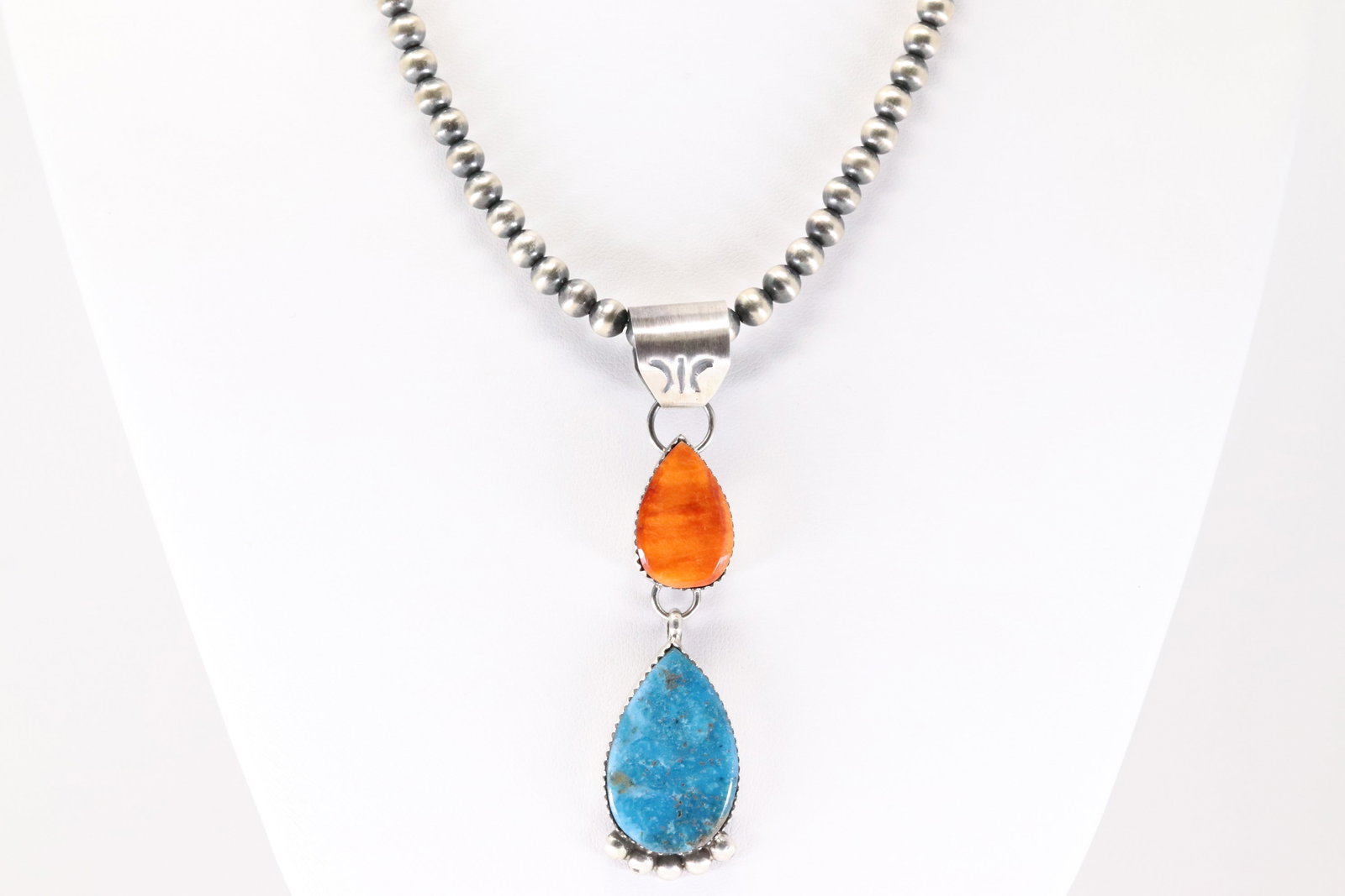 Native America Navajo Sterling Silver Spiny Oyster & Turquoise Necklace By Selina Warner.: This is a Native America Navajo Sterling Silver Spiny Oyster & Turquoise Necklace By Selina Warner. Necklace length: 16.00"