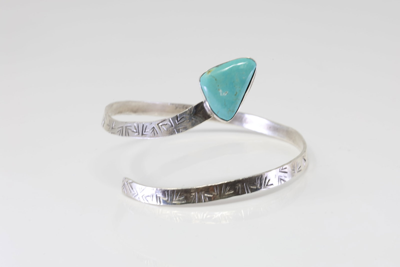 Native America Zuni Sterling Silver Kingman Turquoise Bracelet By Jude Candelaria.: This is a Native America Zuni Sterling Silver Kingman Turquoise Bracelet By Jude Candelaria.