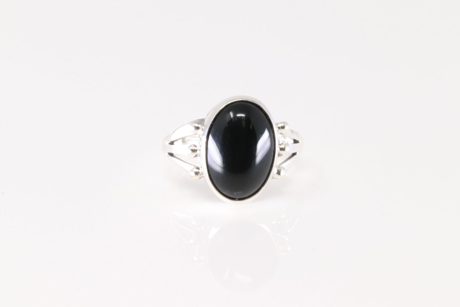 Native America Navajo Sterling Silver Black Onyx Ring By Jerryson Henio.: This is a Native America Navajo Sterling Silver Black Onyx Ring By Jerryson Henio. Ring size: 6.00.
