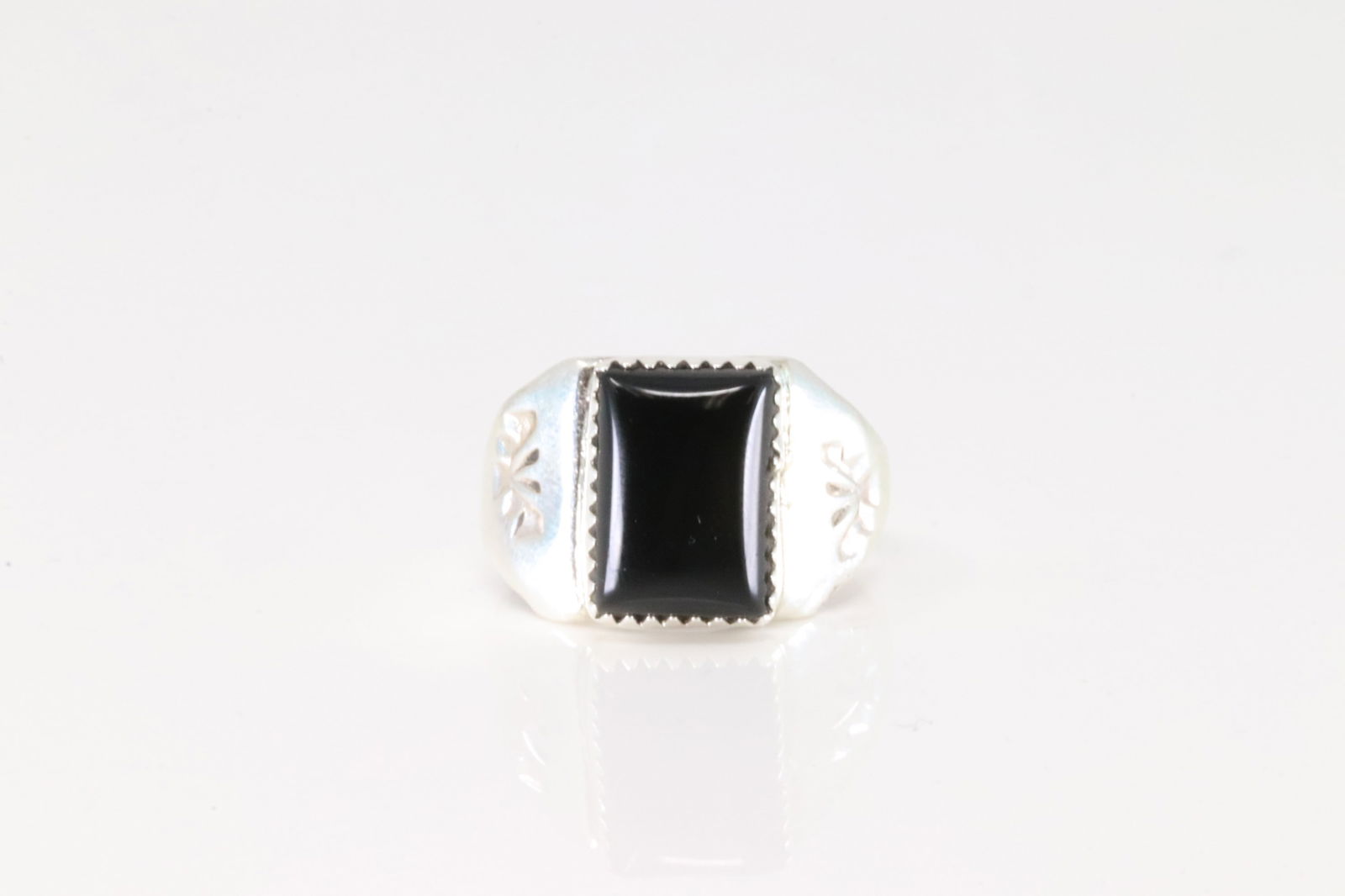Native America Navajo Sterling Silver Black Onyx Ring. (1 of 4)